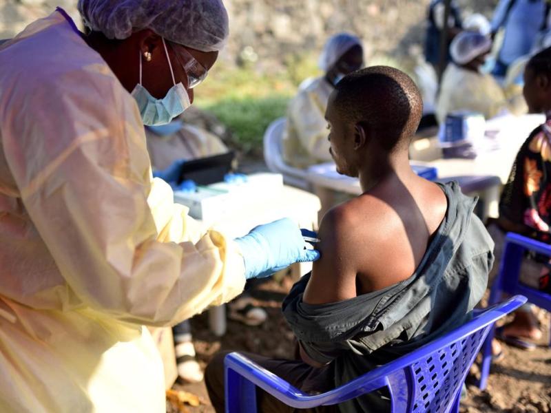 Un homme se fait vacciner contre le virus Ebola à Goma [photo d'illustration]