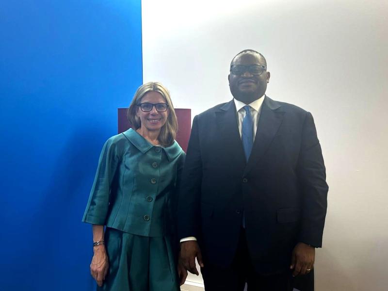 Anna Bjerde, directrice générale des opérations du Groupe de la Banque mondiale et le ministre des Finances de la RDC, Doudou Fwamba Likunde Li-Botayi
