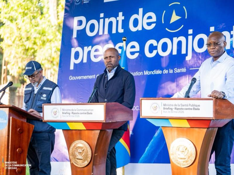 Un point de presse co-animé par le ministre de la Communication, Patrick Muyaya, son collège de la Santé, Roger Kamba, ainsi que le DG de l'OMS, dimanche 31 mai, à Bunia.