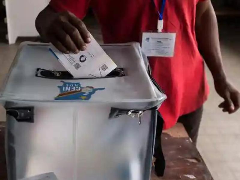 Un électeur introduisant un bulletin de vote dans une urne en RDC [photo d’illustration]