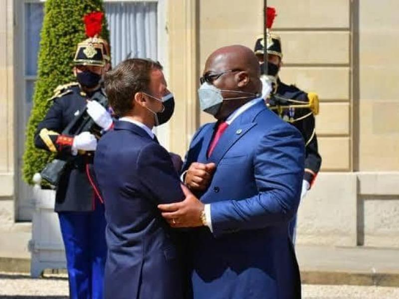 Accolade entre le président de la RDC Félix Antoine Tshisekedi et son homologue français Emmanuel Macron à l'Elysée