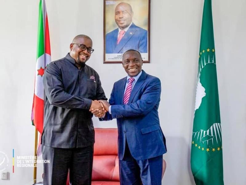 Le ministre de l’Intégration régionale Floribert Anzuluni, avec son homologue burundais, Édouard Bizimana [photo d'illustration]