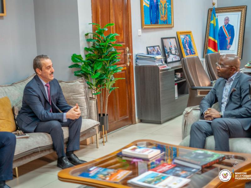 Me Jean-Marc Ekila Likombo, ministre d'État en charge de la Formation professionnelle, échange avec l'ambassadeur de l'Algérie en RDC