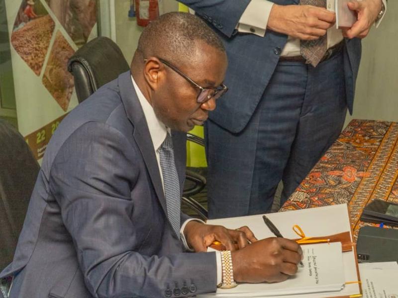 Le ministre du Commerce extérieur Julien Paluku Kahongya signe à Abidjan, l’accord internationalsur le cacao [photo d'illustration]