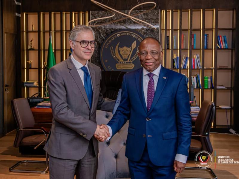 Le ministre de la Justice Guillaume Ngefa et le nouvel ambassadeur du Portugal en RDC, Mario Gomes