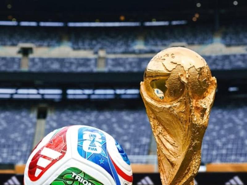 Le trophée de la Coupe du monde et le ballon agréé du tournoi 2026