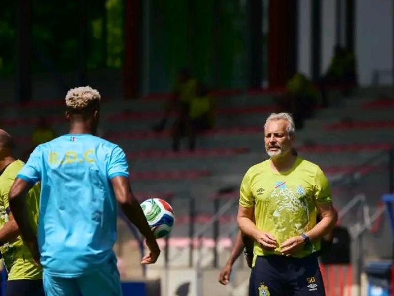 Sébastien Desabre et un joueur congolais lors d'une séance d'entraînement à Liège. [Photo d'illustration]