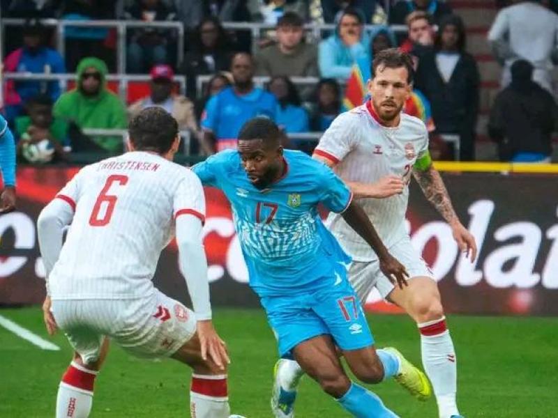 Cédric Bakambu en duel avec deux joueurs danois à Liège.