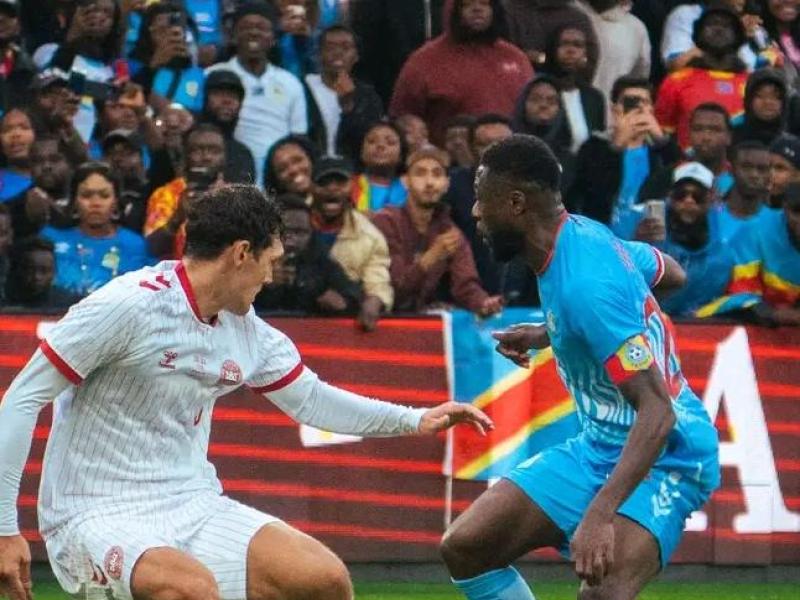 Le capitaine de la sélection congolaise, Chancel Mbemba en duel avec un joueur Danois lors d'un match à Liège. [Photo d'illustration]