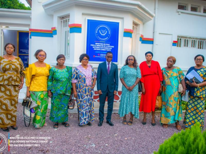 Le ministre délégué Eliezer Ntambwe et une délégation des femmes du Grand Bandundu