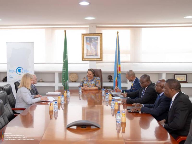 La ministre d'État en charge des Affaires étrangères, Thérèse Kayikwamba et Lan J. McCary, Chargé d’affaires de l’Ambassade des États-Unis en RDC
