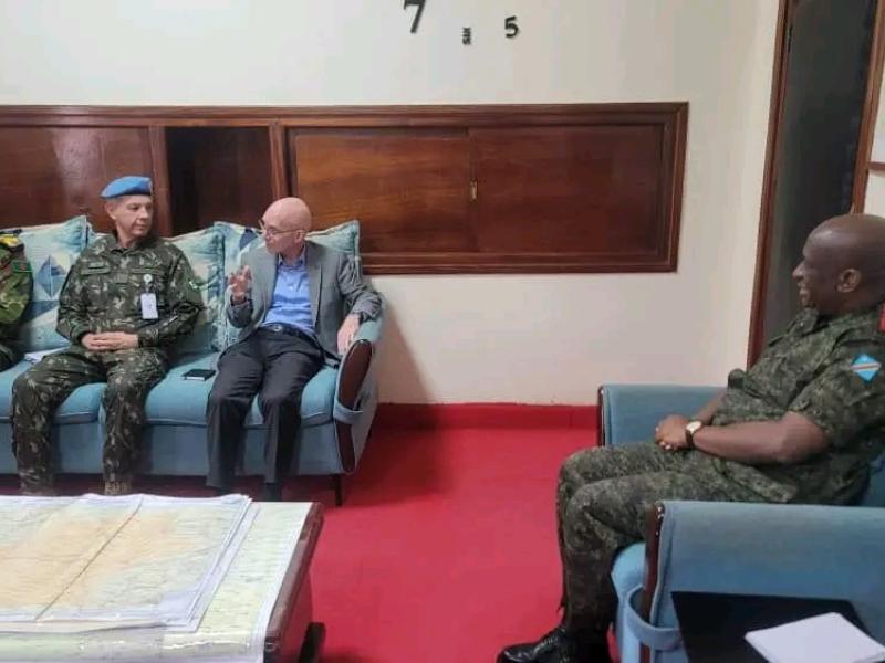 James Swan en entretien avec le gouverneur militaire de l'Ituri, Johnny Luboya Nkashama