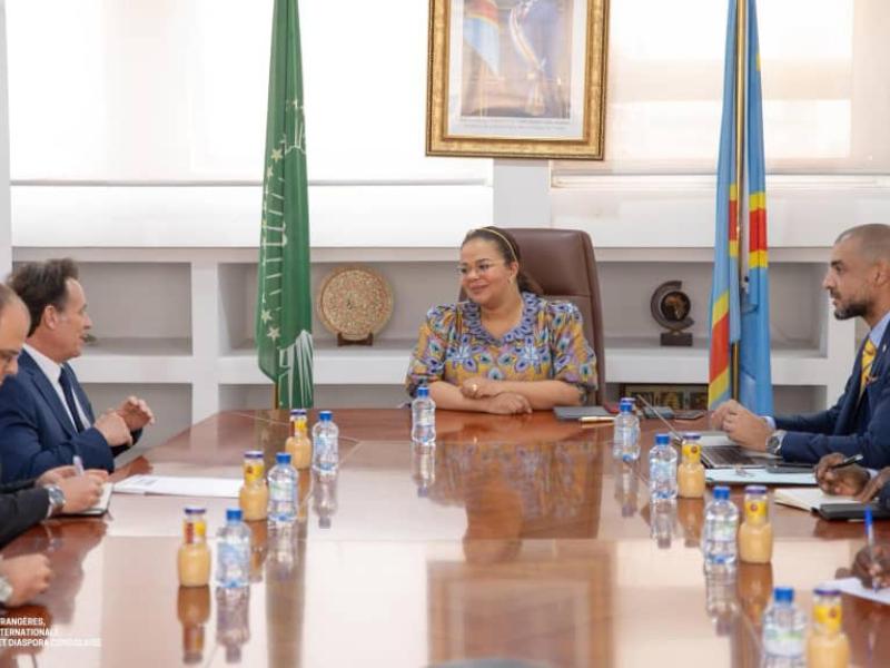 Thérèse KayikwambaWagner, ministre d'État en charge des Affaires étrangères et la délégation brésilienne conduite par Roberto Parente, ambassadeur du Brésil en RDC