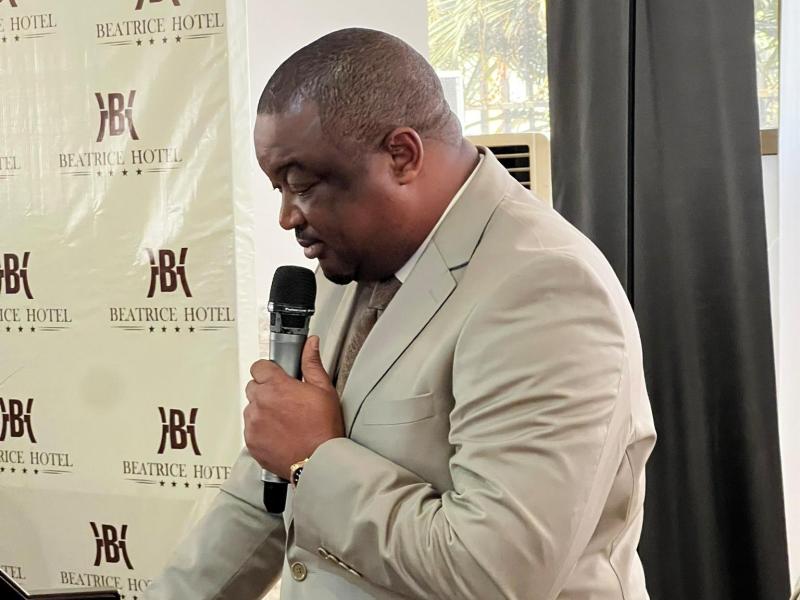 Me Laurent Onyemba présente un livre sur le multipartisme et l’État de droit en RDC‎