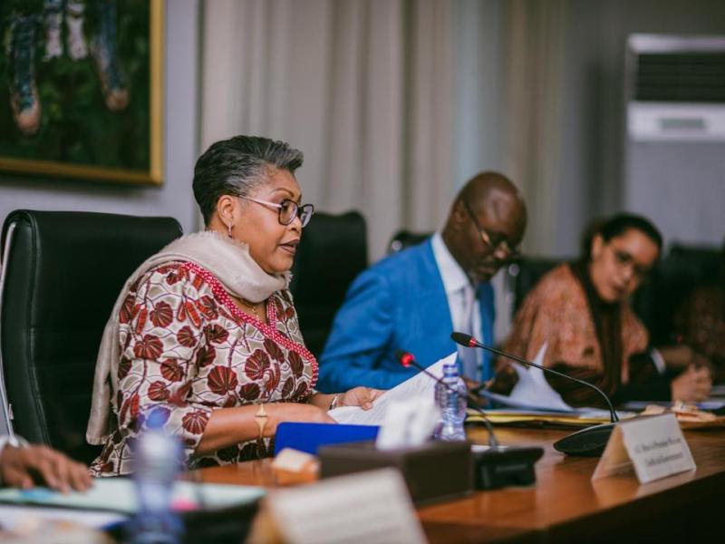 La Première ministre Judith Suminwa reçoit les premières conclusions de l’IGF sur l’audit de la paie des agents publics en RDC