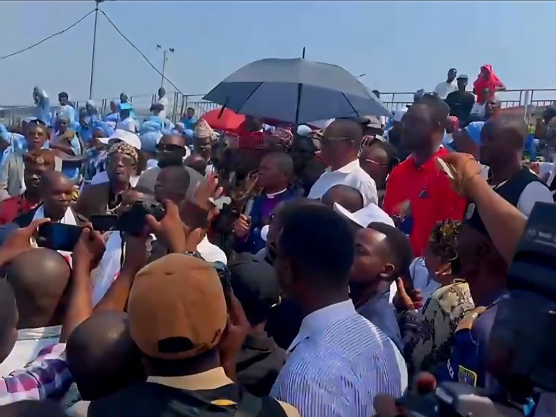 Des sympathisants de la Coalition citoyenne pour la nation (CCN) réunis à l'esplanade du Pays du Palais du peuple, vendredi 5 juin 2026 à Kinshasa, pour suivre le message de son président, l'archevêque Ejiba Yamapia.