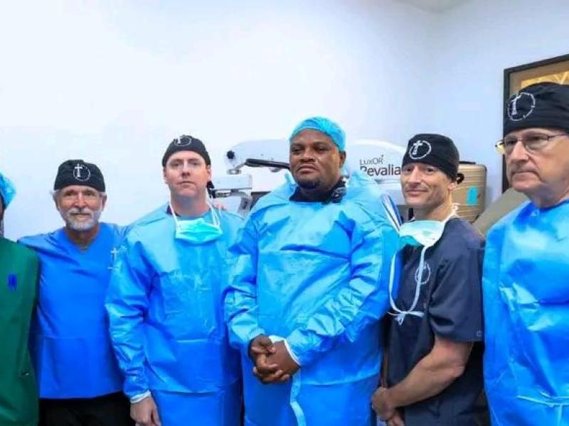 Le Gouverneur Daniel Bumba entouré de plusieurs médecins de la Fondation Vision.