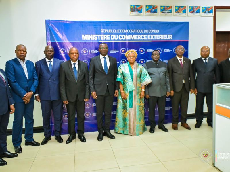 Le ministre du Commerce extérieur Julien Paluku entouré de la nouvelle équipe dirigeante de l'OCC