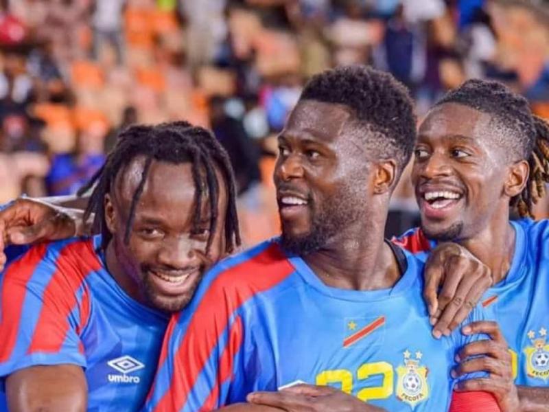 Chancel Mbemba en pleine célébration avec Fiston Mayele et Joris Kayembe lors d'un match des éliminatoires de la CAN 2025.