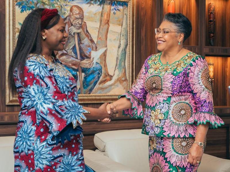 Poignée de main entre Judith Suminwa et Tuluka, Première Ministre et Cheffe du Gouvernement de la RDC, et Brigitte Mukanga, représentante du HCR au Burundi