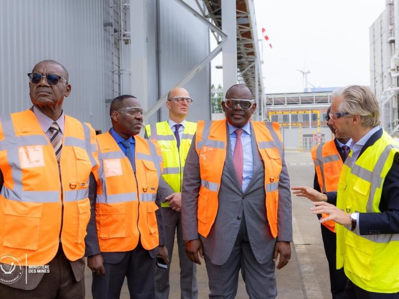 Le ministre des Mines Louis Kabamba avec les responsables du groupe Umicore [photo d'illustration]