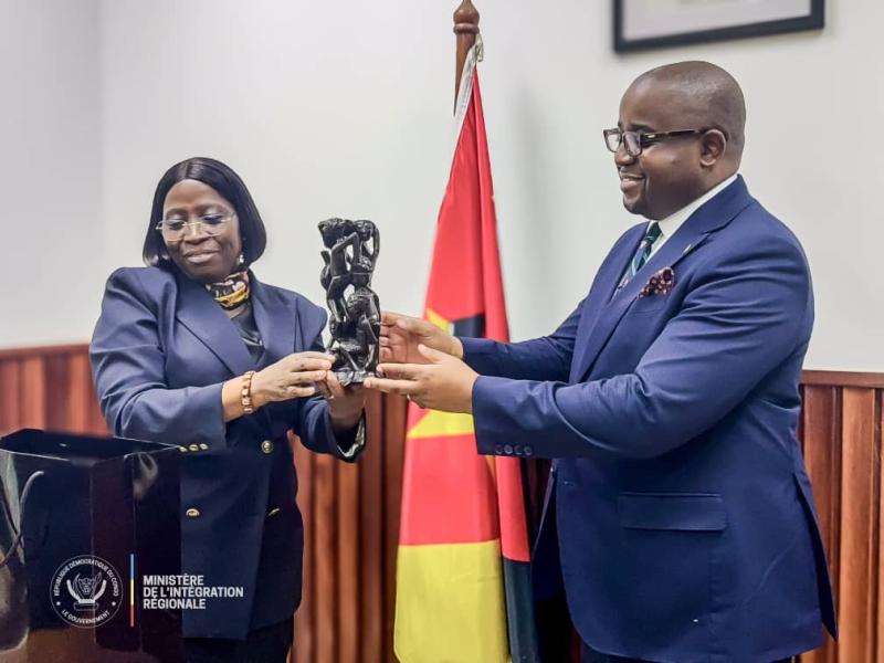 Le ministre de l'Intégration régionale Floribert Anzuluni et son homologue du Mozambique, ce mardi 09 juin 2026, à Maputo