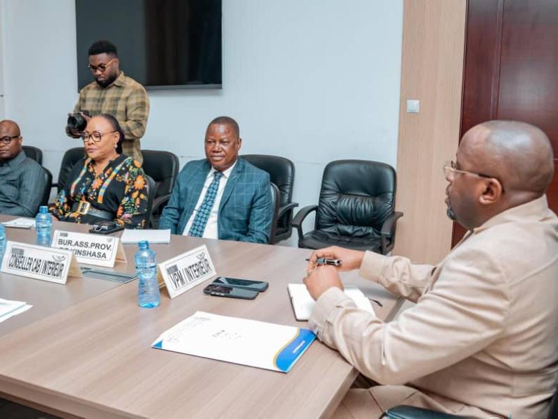 Le VPM Jacquemain Shabani lors d’une réunion avec les membres du bureau de l'APK