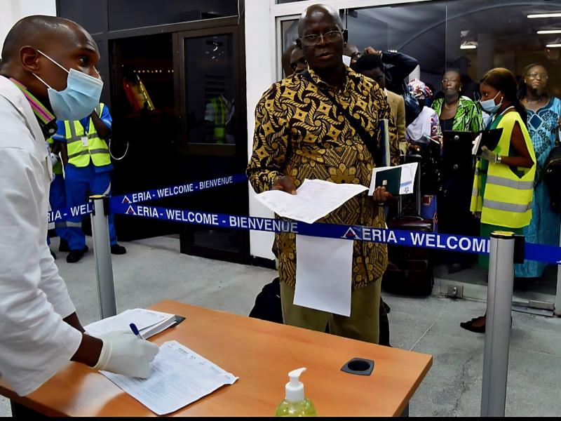 Des voyageurs dans un aéroport passant un contrôle sanitaire [photo d’illustration]