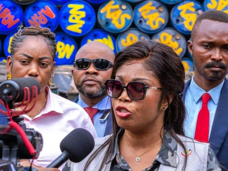 La ministre des Hydrocarbures Acacia Bandubola lors de sa visite dans les différents dépôts pétroliers à Kinshasa.