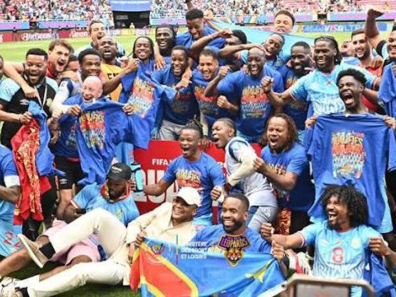 Le ministre des Sports Didier Budimbu en pleine célébration avec les léopards au Mexique, après la qualification de la RDC pour le Mondial 2026