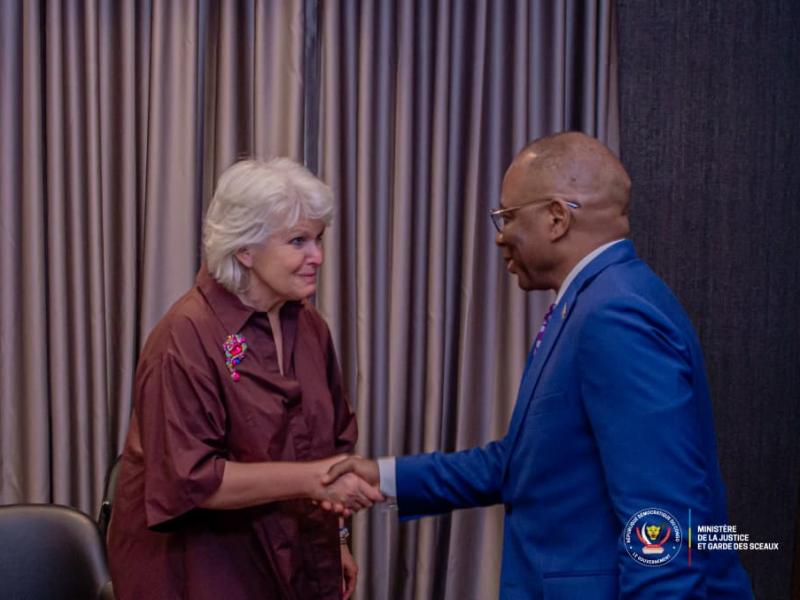 Une poignée de mains entre Guillaume Ngefa, ministre d'État de la Justice et Isabelle Rome, ambassadrice de France chargée des Droits humains et du devoir de mémoire, lors de leur entretien à Kinshasa