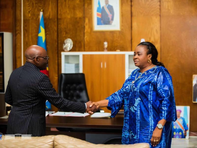 La rapporteure adjointe de la chambre basse du parlement, Clotilde Mutika, reçoit le rapport de la commission spéciale de synthèse, jeudi 11 juin 2026