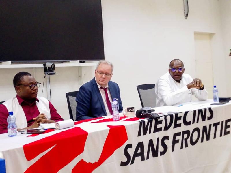 Albert Essoun, Ewald Stals, et Jean Gilbert lors du café de presse au siège de MSF Belgique à Kinshasa.