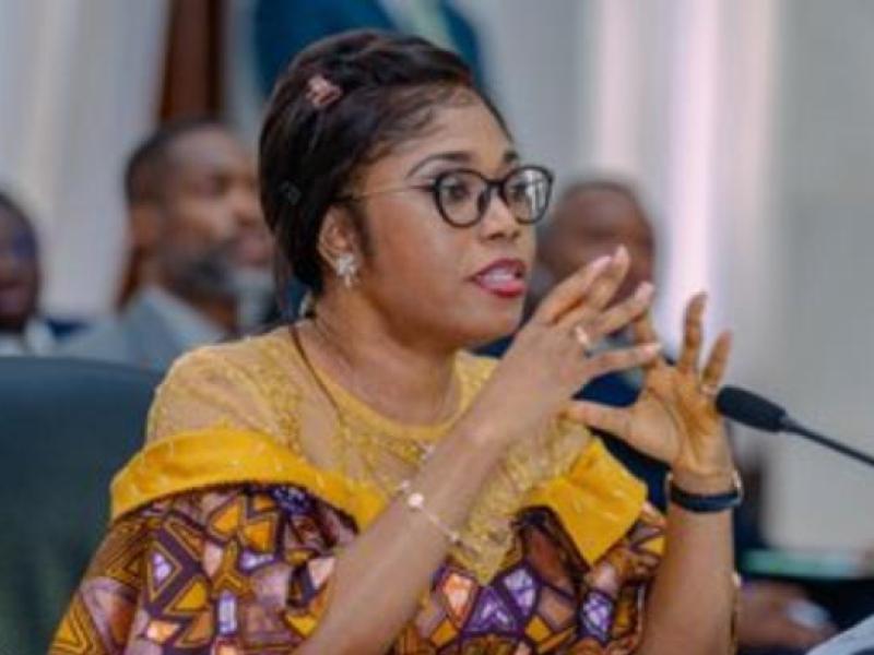 La ministre Acacia Bandubola lors de son audition à l'Assemblée nationale.