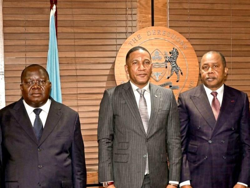 À l'extrémité gauche, le président de la CENI pose avec quelques personnalités lors du Forum des commissions électorales de la SADC, jeudi 11 juin 2026