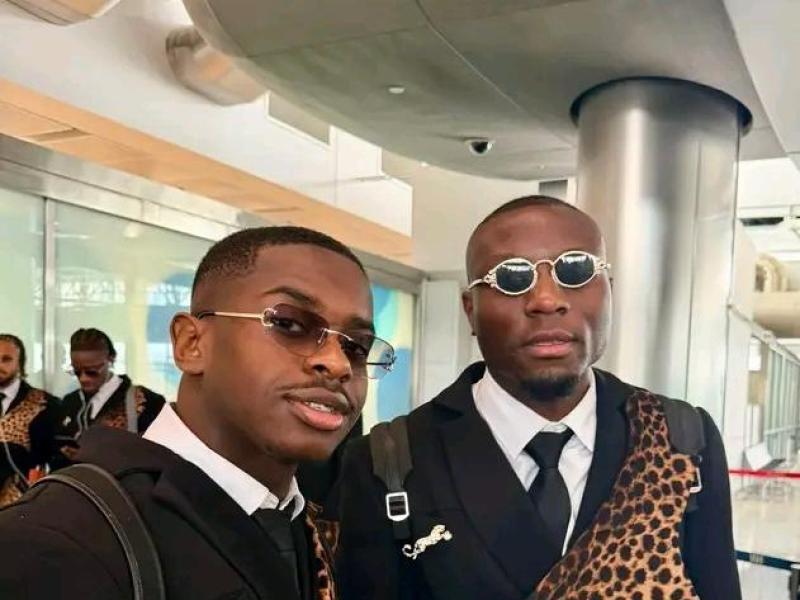 Les milieux du terrain de la sélection congolaise, Noah Sadiki, et Edo Kayembe à l'aéroport de Houston