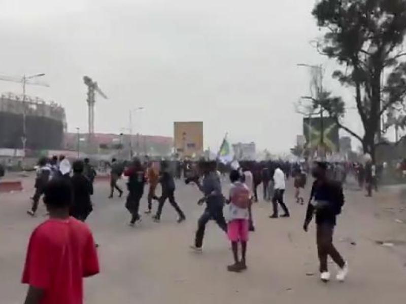 Quelques manifestants lors du Sit-in de l'opposition sur le Boulevard Triomphal, à quelques mètres du Palais du Peuple, ce vendredi 12 juin 2026