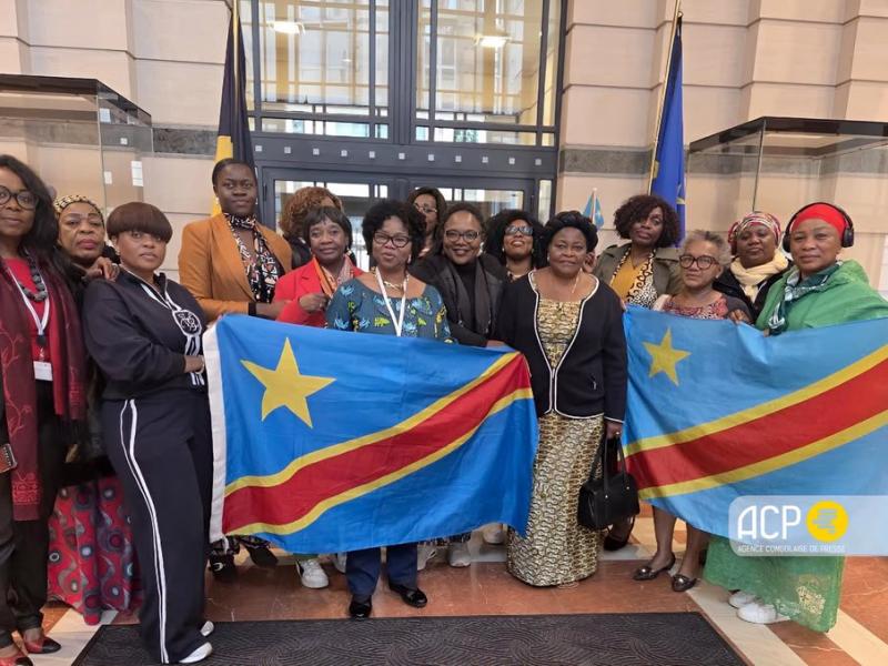 Gisèle Mandaila et la délégation de femmes congolaises, après l'audience leur accordée par le vice-Premier belge des Affaires étrangères, Maxime Prévôt