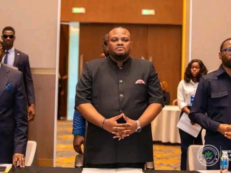 Au milieu, Daniel Bumba Lbaki, gouverneur de la ville de Kinshasa