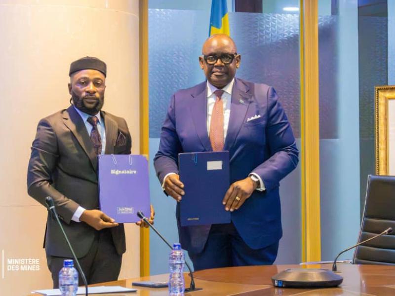 Louis Watum Kabamba, ministre des Mines et le responsables de la société ONYO-BT SARL lors de la signature du protocole d'accord en vue d'une expérimentation de nouvelle technologie énergétique dans le secteur minier en RDC