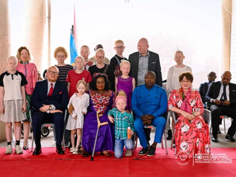La ministre déléguée des PVH-APV, Me Irène Esambo Diata, pose avec le secrétaire général de son ministère et d'autres personnes atteintes l'albinisme
