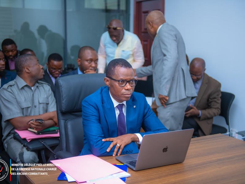 Le ministre délégué Eliezer Ntambwe, accompagné de quelques membres de son cabinet, a répondu à l'invitation de la commission Défense du sénat, samedi 13 juin 2026