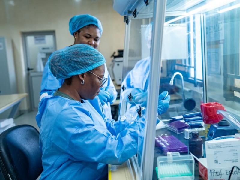 Une techniciene manipulant des échantillons biologiques d’Ebola dans un laboratoire de haute sécurité en Ituri [photo d'illustration]