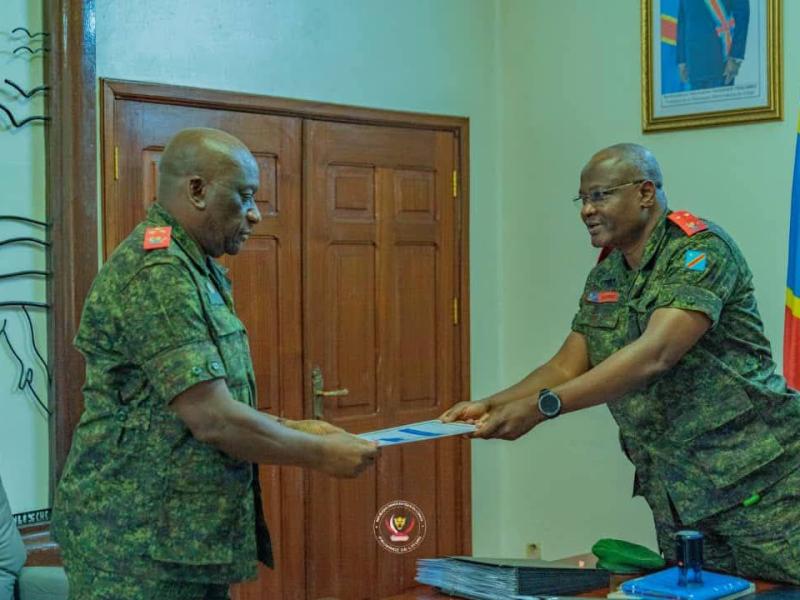 Remise et reprise entre le nouveau gouverneur militaire le général-major Gaby Kasongo Mulumba et le sortant Johnny Luboya N’kashama