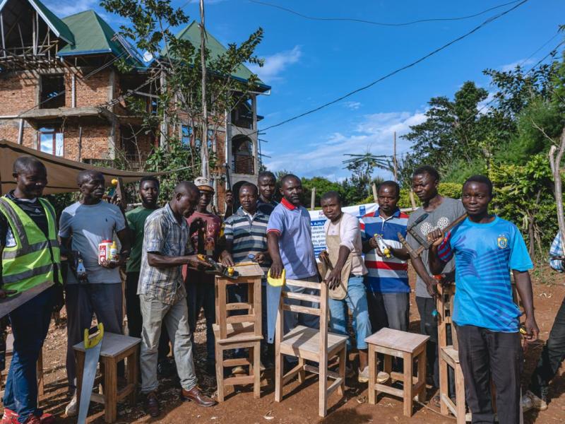 Grâce à la menuiserie, des jeunes de Minova sont occupés à travailler ensemble pour être financièrement autonomes