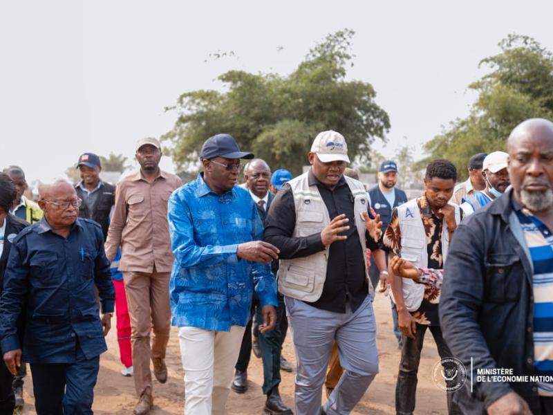 Le VPM Daniel Mukoko Samba inspecte les travaux de l'aéroport de Lodja