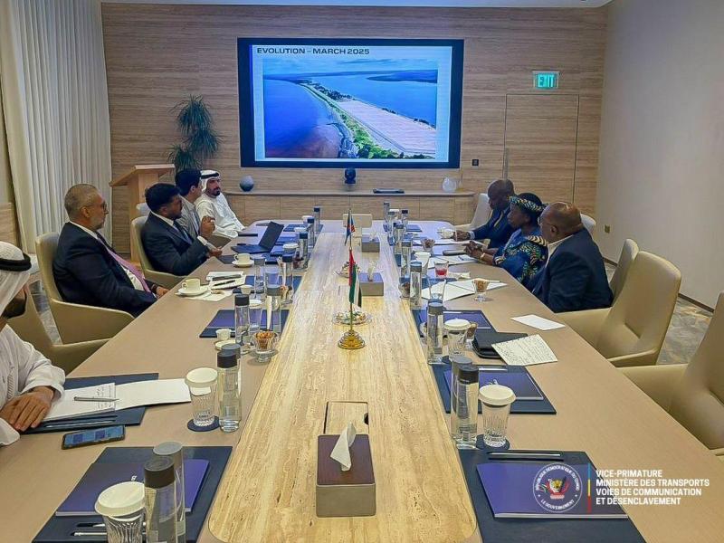 Le VPM Jean-Pierre Bemba Gombo et la délégation de DP Word lors d'une réunion d'évaluation de l'état d'avancement des travaux du port de Banana