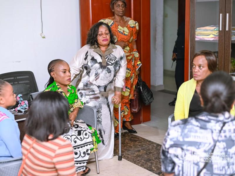 La ministre déléguée en charge des PVH-APV, Irène Esambo, échange avec des personnes vivant avec handicap sur la question liée au changement de la Constitution