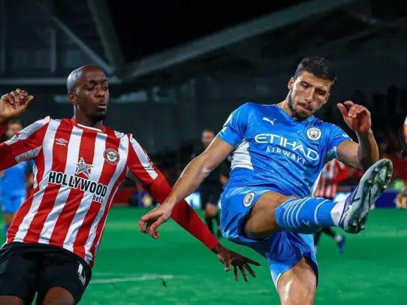 Ruben Dias en duel avec Yoane Wissa lors du match Brentford Manchester City en 2021. [Photo d'illustration]