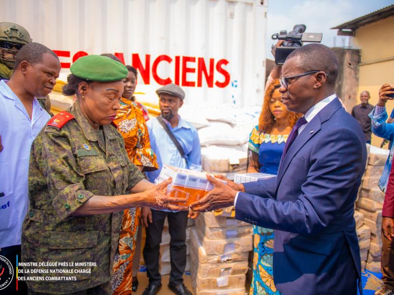 Le ministre délégué Eliezer Ntambwe remet un lot de produits pharmaceutiques à la secrétaire générale des anciens combattants, lors de la cérémonie organisée mardi 16 juin 2206 à Kinshasa